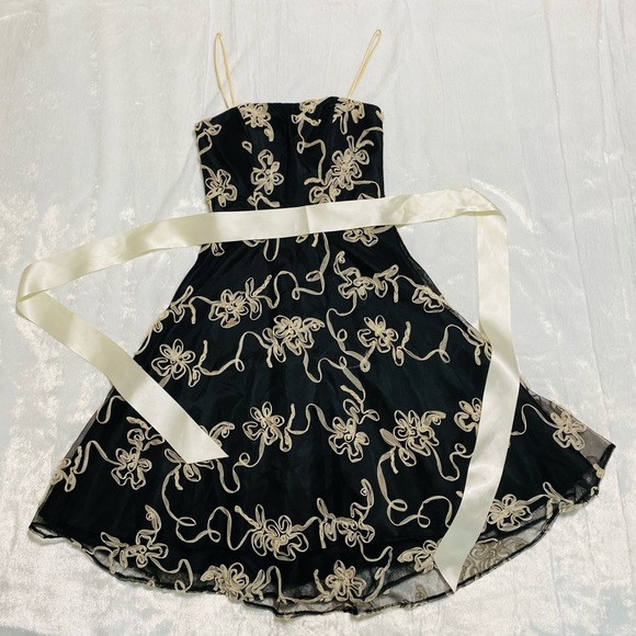 Masquerade Black Formal Short Ball Gown - Picture 1 of 7